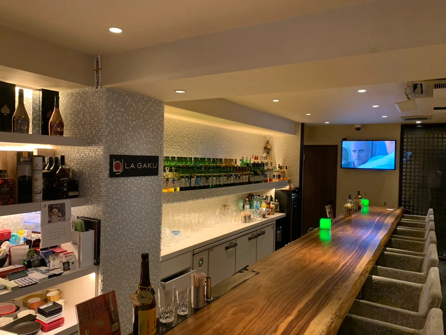 木目の長いカウンターが広がる店内